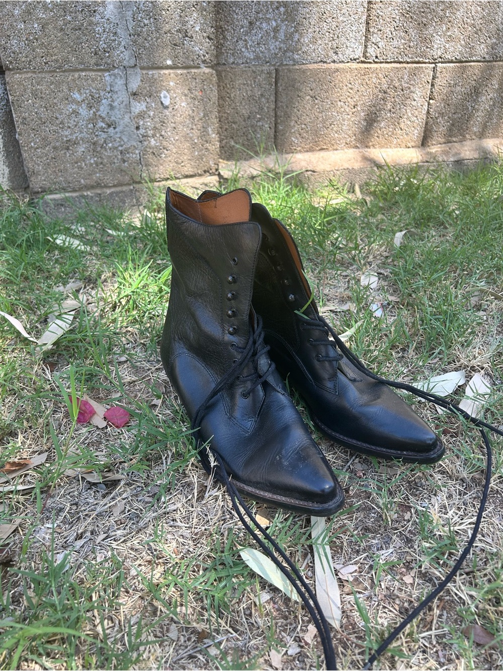 Vintage women’s Black Lace-Up Leather Boots
